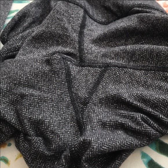 Lululemon herringbone winder under leggings - Picture 6 of 6